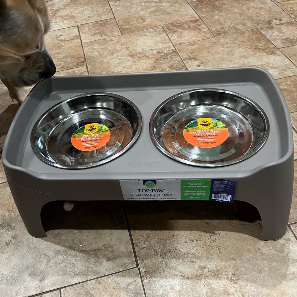 8 Inch Feeder with new stainless steel bowls